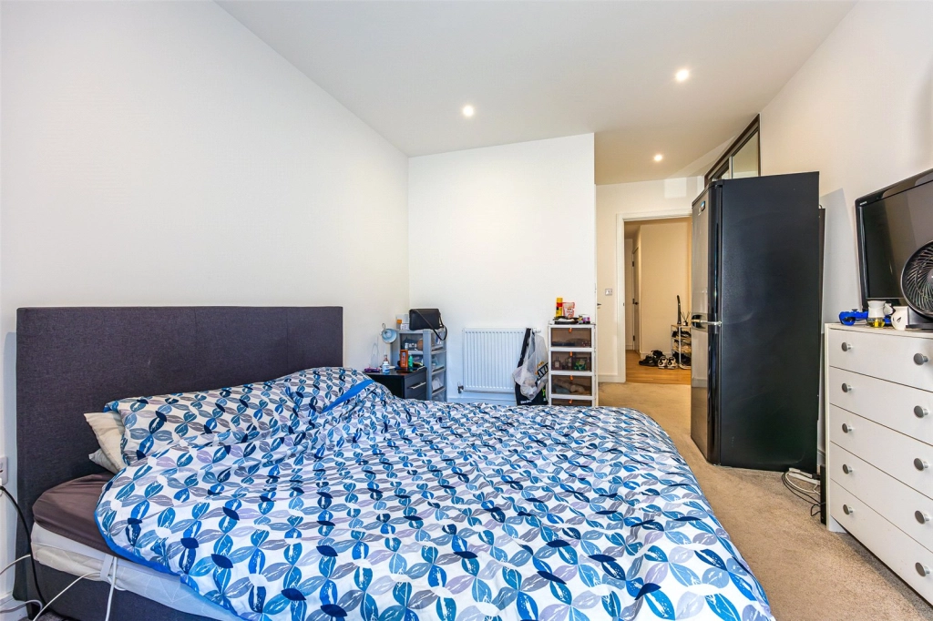 2 bedrooms apartments/flats for sale in Greenleaf Walk, Southall - UB1 view 5