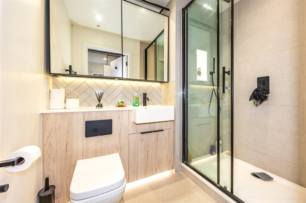 2 bedrooms apartments/flats for sale in Greenleaf Walk, Southall - UB1 view 18