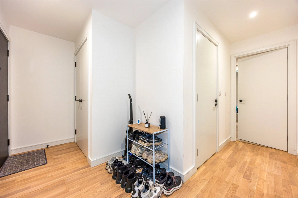 2 bedrooms apartments/flats for sale in Greenleaf Walk, Southall - UB1 view 13