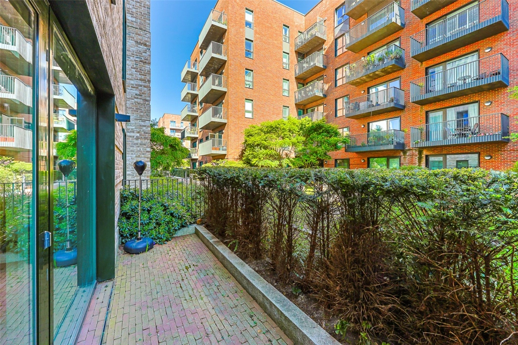 2 bedrooms apartments/flats for sale in Greenleaf Walk, Southall - UB1 view 9