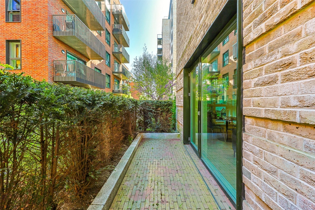 2 bedrooms apartments/flats for sale in Greenleaf Walk, Southall - UB1 view 11