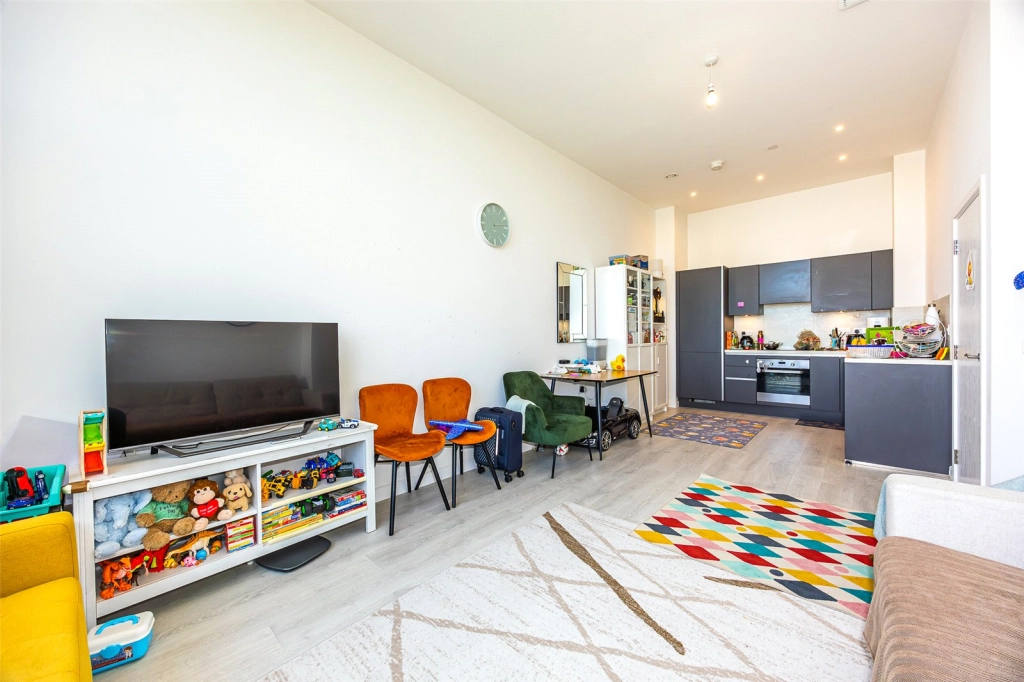 2 bedrooms apartments/flats for sale in Carnation Gardens, Hayes - UB3 view 3