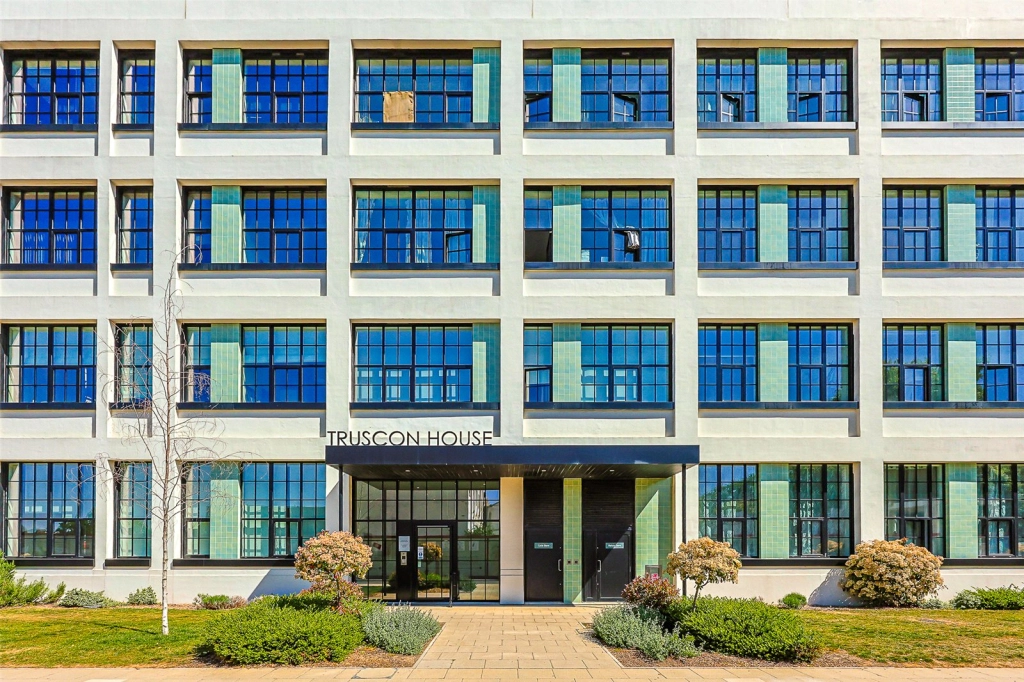 2 bedrooms apartments/flats for sale in Carnation Gardens, Hayes - UB3 view 16