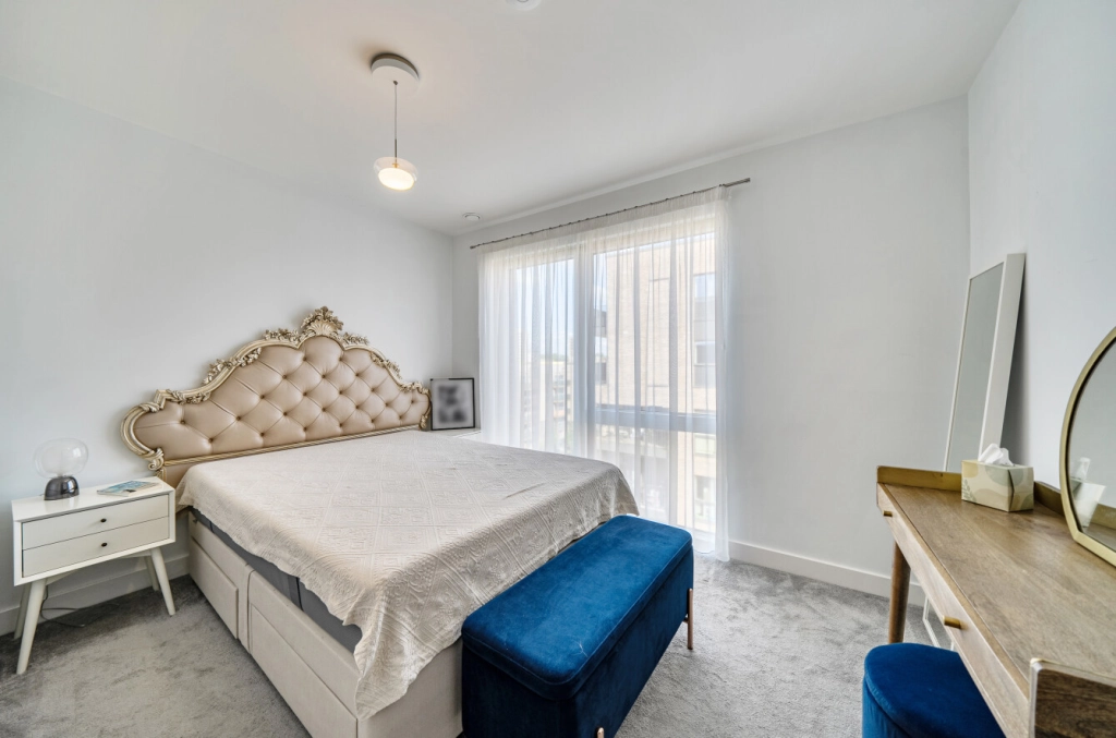 1 bedroom apartments/flats for sale in Lismore Boulevard, Colindale Gardens, Colindale - NW9 view 4