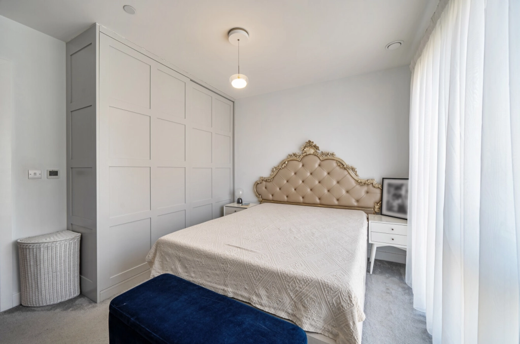 1 bedroom apartments/flats for sale in Lismore Boulevard, Colindale Gardens, Colindale - NW9 view 5
