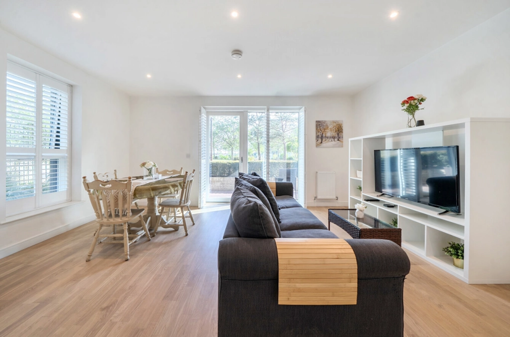 2 bedrooms apartments/flats for sale in Greenleaf Walk, Southall - UB1 view 14