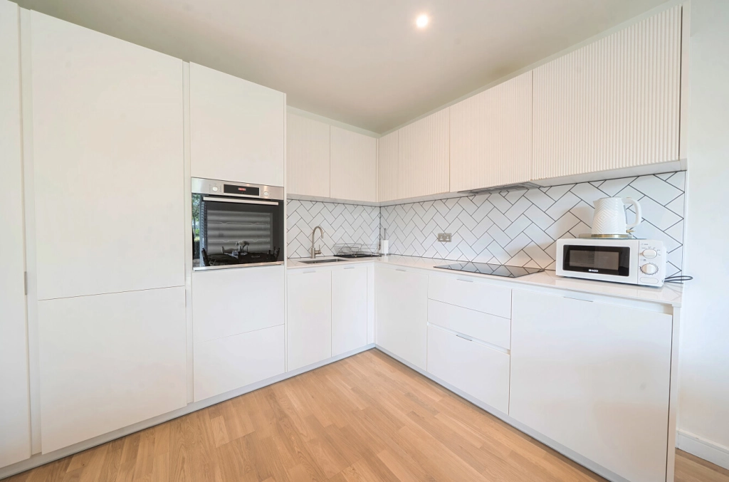 2 bedrooms apartments/flats for sale in Greenleaf Walk, Southall - UB1 view 7