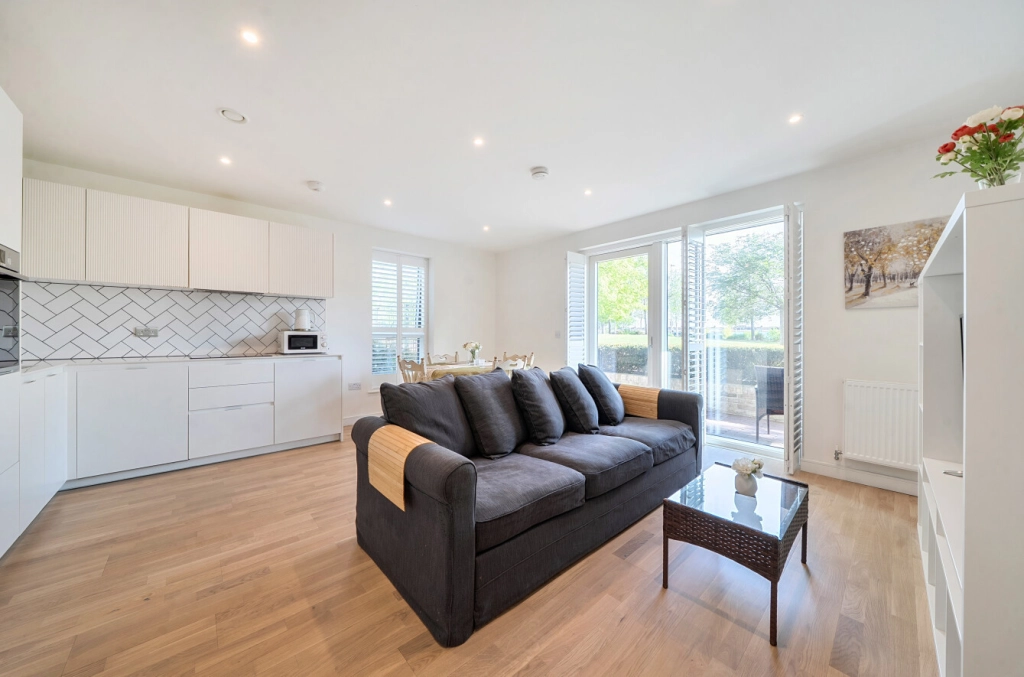 2 bedrooms apartments/flats for sale in Greenleaf Walk, Southall - UB1 view 2