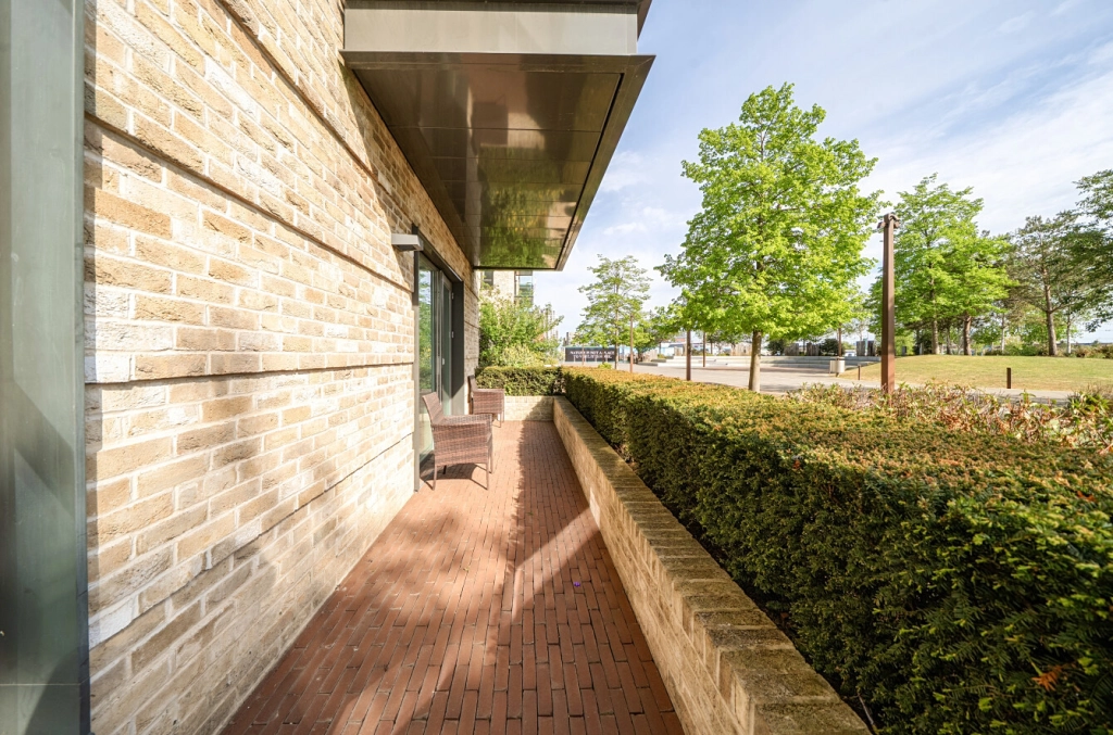 2 bedrooms apartments/flats for sale in Greenleaf Walk, Southall - UB1 view 9