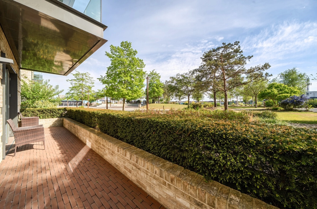 2 bedrooms apartments/flats for sale in Greenleaf Walk, Southall - UB1 view 10