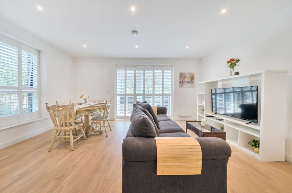 2 bedrooms apartments/flats for sale in Greenleaf Walk, Southall - UB1 view 3