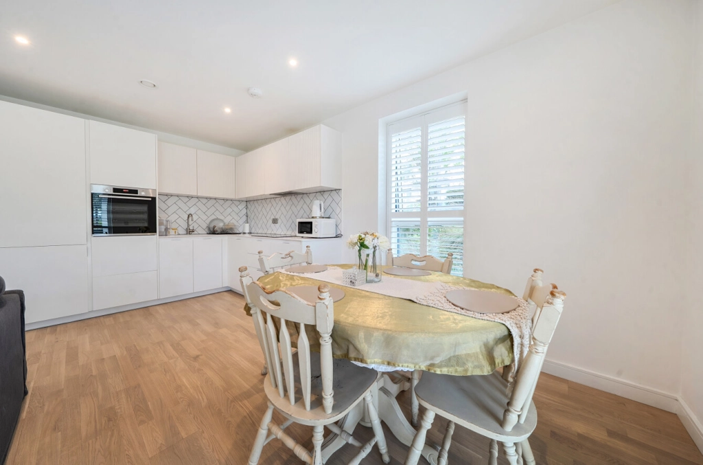 2 bedrooms apartments/flats for sale in Greenleaf Walk, Southall - UB1 view 4