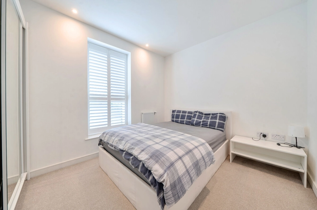 2 bedrooms apartments/flats for sale in Greenleaf Walk, Southall - UB1 view 5