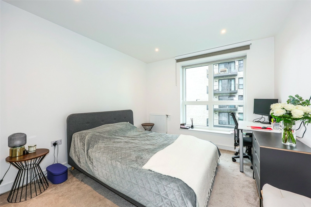 1 bedroom apartments/flats for sale in Greenleaf Walk, Southall - UB1 view 5