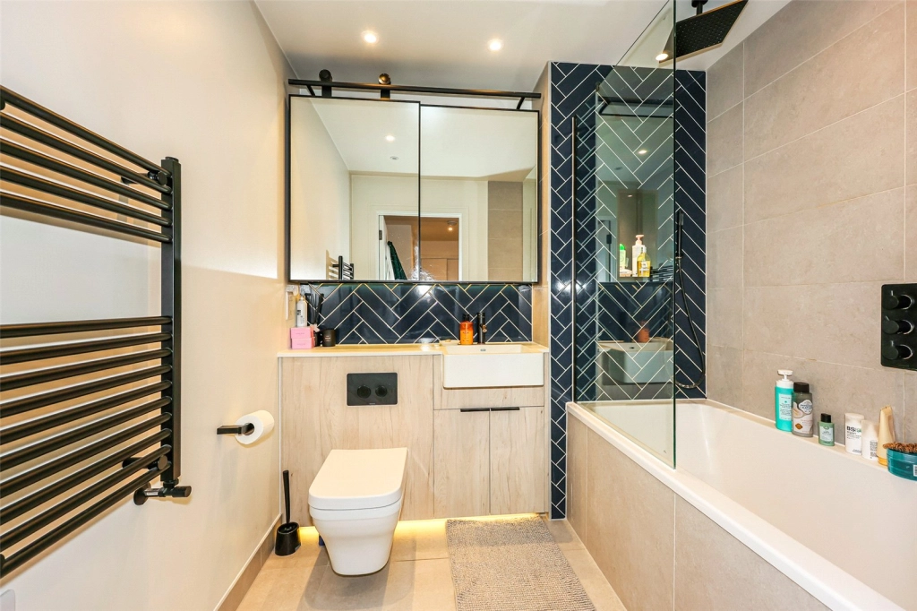 1 bedroom apartments/flats for sale in Greenleaf Walk, Southall - UB1 view 8