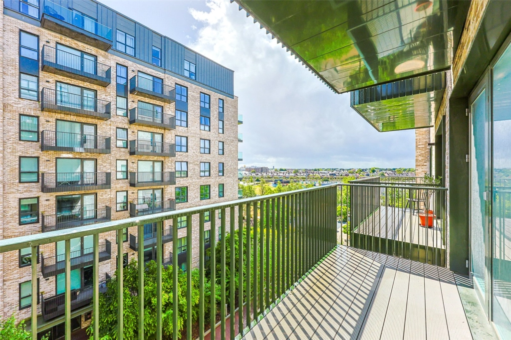 1 bedroom apartments/flats for sale in Greenleaf Walk, Southall - UB1 view 10