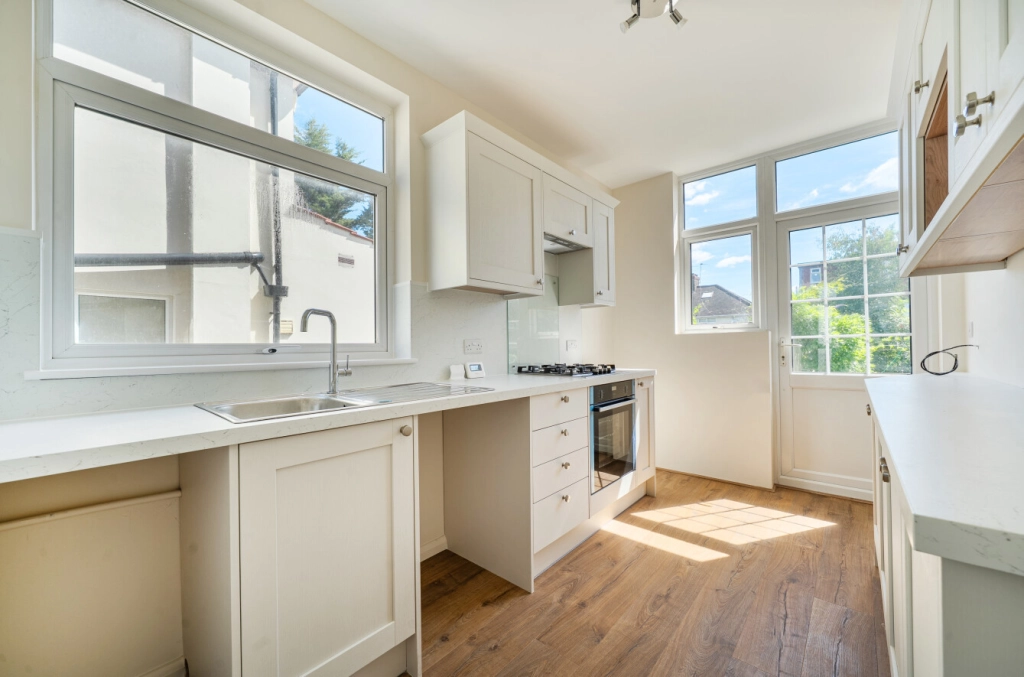 3 bedrooms houses for sale in Clovelly Avenue, Colindale - NW9 view 3
