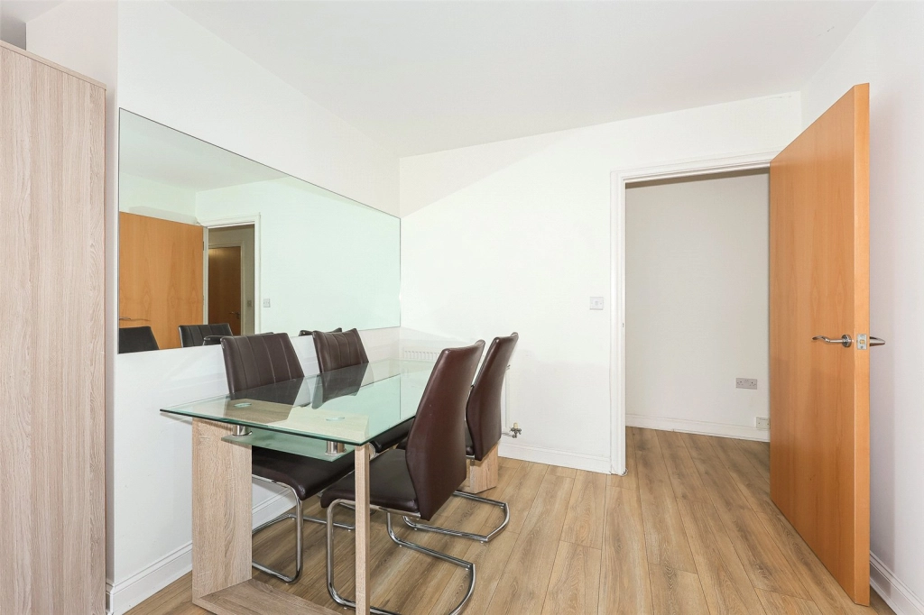 2 bedrooms apartments/flats for sale in Mornington Close, Colindale - NW9 view 4