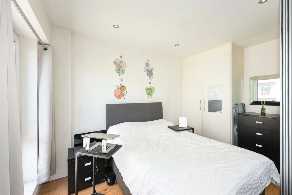 1 bedroom apartments/flats for sale in East Drive, Beaufort Park, Colindale - NW9 view 5