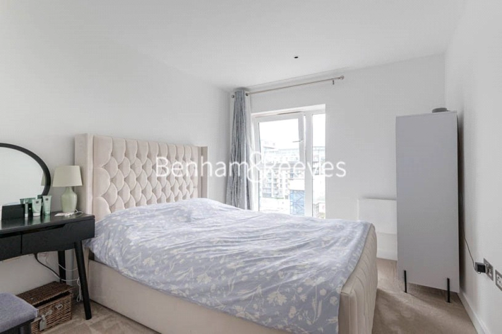 3 bedrooms apartments/flats for sale in Beaufort Square, London - NW9 view 8