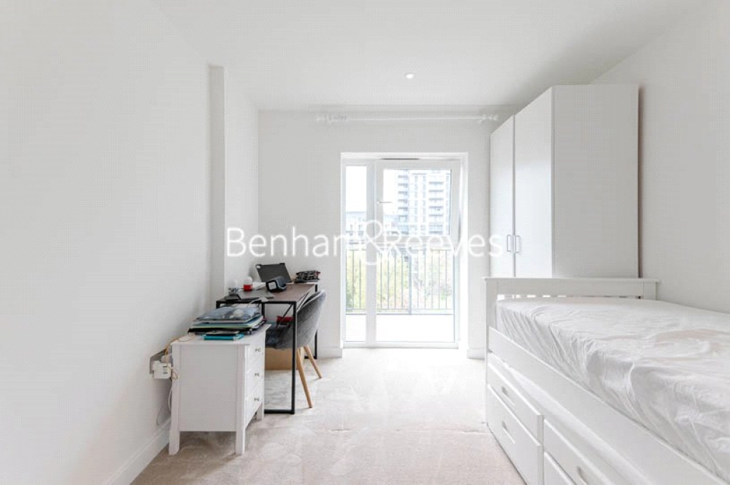 3 bedrooms apartments/flats for sale in Beaufort Square, London - NW9 view 11