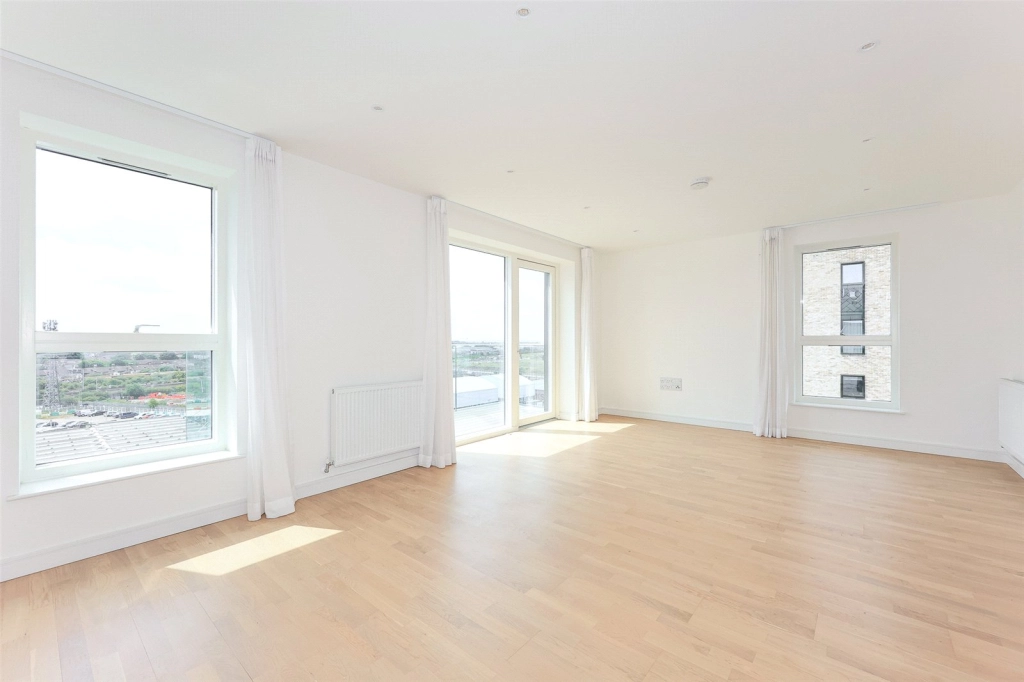 2 bedrooms apartments/flats for sale in Greenleaf Walk, Southall - UB1 view 3