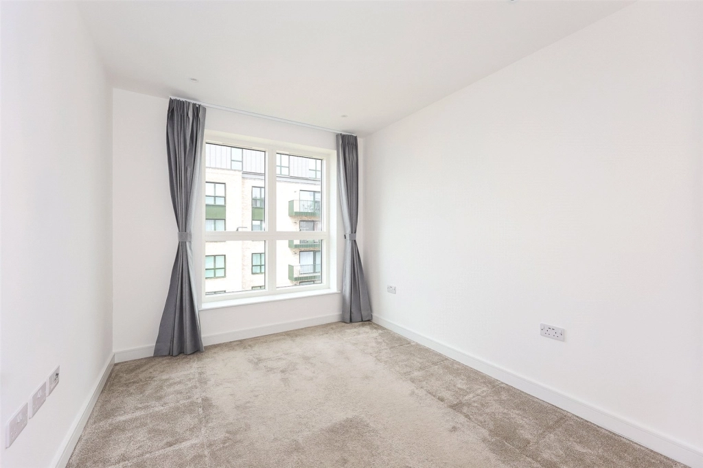 2 bedrooms apartments/flats for sale in Greenleaf Walk, Southall - UB1 view 7