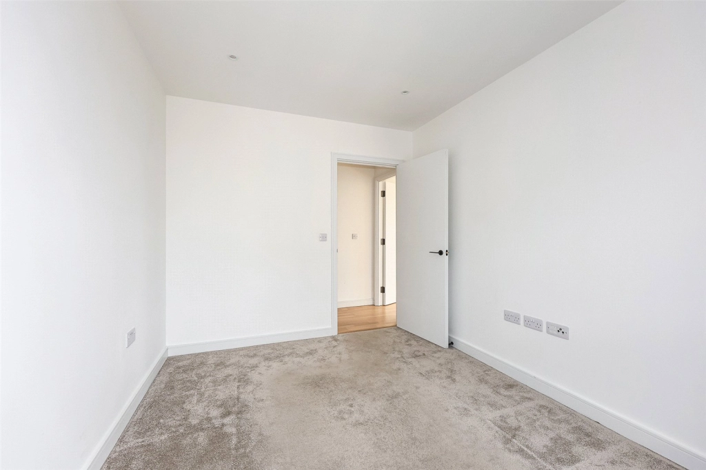 2 bedrooms apartments/flats for sale in Greenleaf Walk, Southall - UB1 view 15