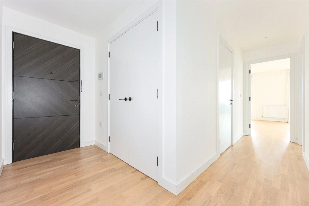 2 bedrooms apartments/flats for sale in Greenleaf Walk, Southall - UB1 view 12