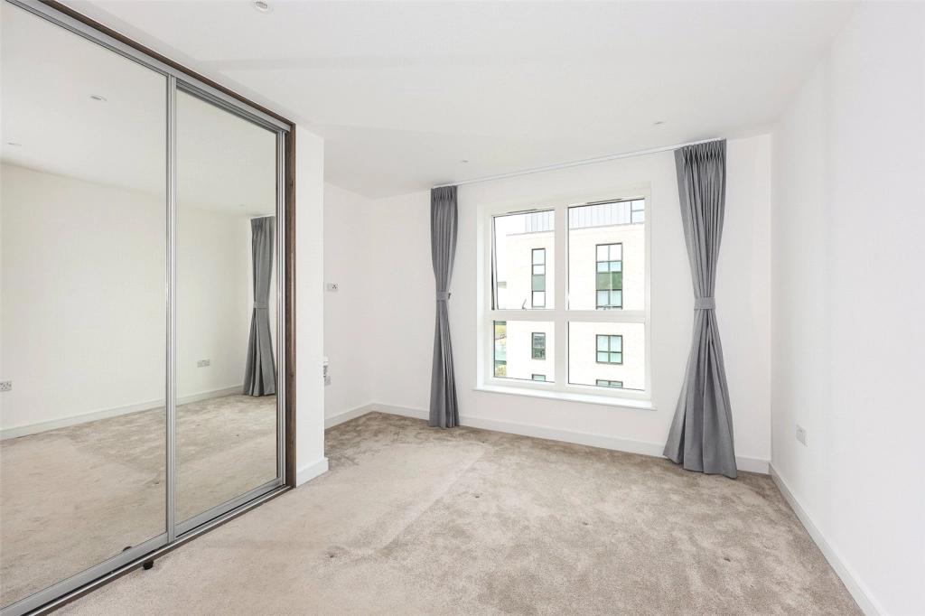 2 bedrooms apartments/flats for sale in Greenleaf Walk, Southall - UB1 view 5