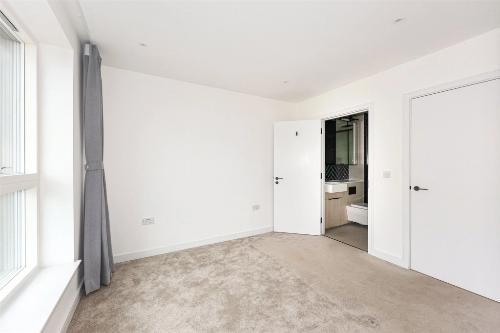 2 bedrooms apartments/flats for sale in Greenleaf Walk, Southall - UB1 view 16
