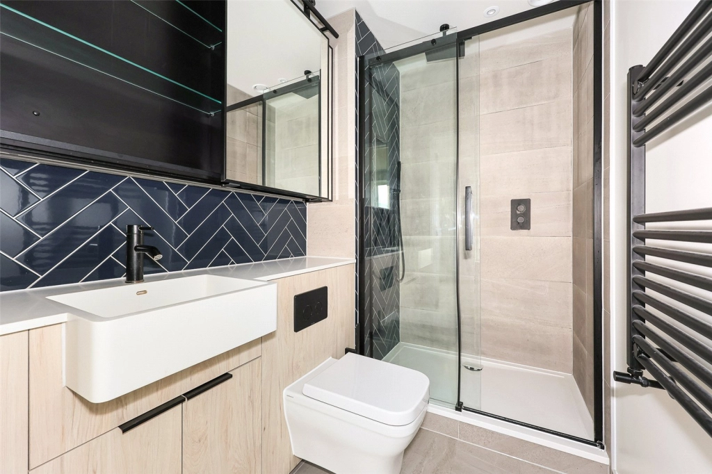 2 bedrooms apartments/flats for sale in Greenleaf Walk, Southall - UB1 view 6