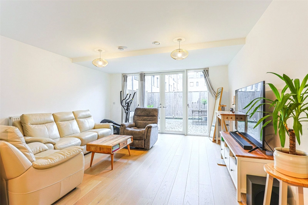 4 bedrooms houses for sale in Oriental Square, Colindale - NW9 view 2