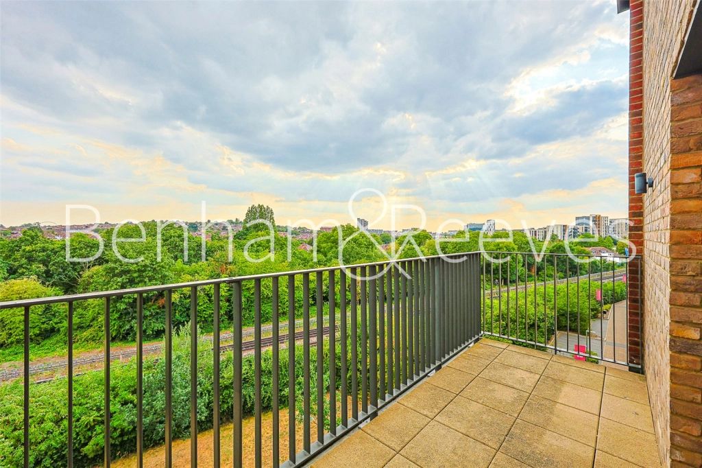 3 bedrooms apartments/flats for sale in May House, 39 Achill Close, London - NW9 view 2