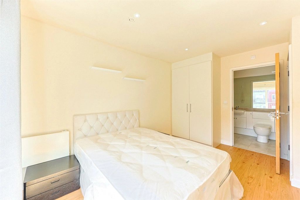 2 bedrooms apartments/flats for sale in Heritage Avenue, Beaufort Park, Colindale - NW9 view 6