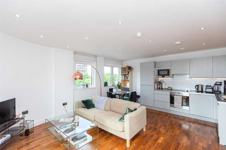 1 bedroom apartments/flats to sale in Holman Road, Battersea-image 2