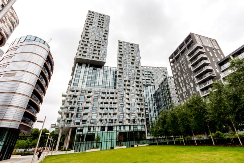 2 bedrooms apartments/flats to sale in Lincoln Plaza, South Quay-image 16