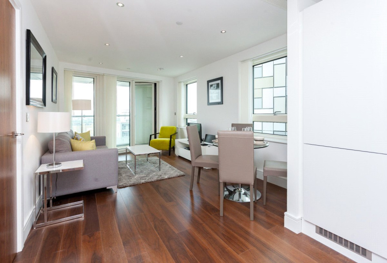 2 bedrooms apartments/flats to sale in Lincoln Plaza, South Quay-image 2