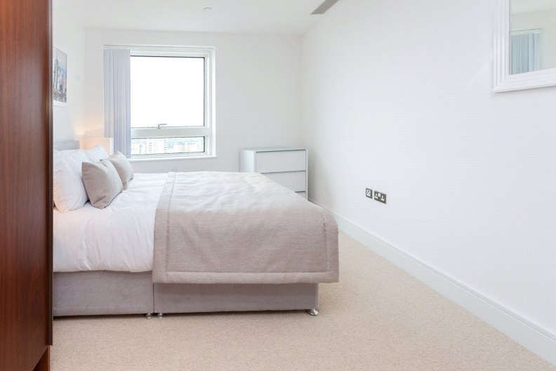 2 bedrooms apartments/flats to sale in Lincoln Plaza, South Quay-image 6