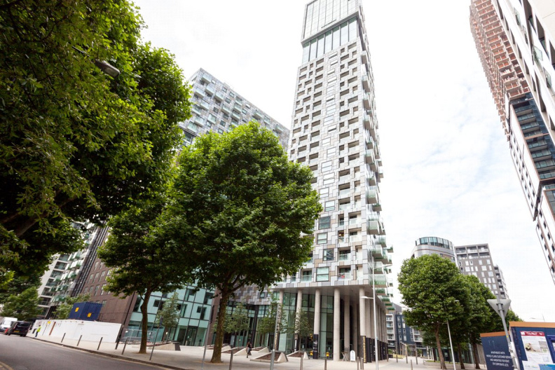 2 bedrooms apartments/flats to sale in Lincoln Plaza, South Quay-image 1