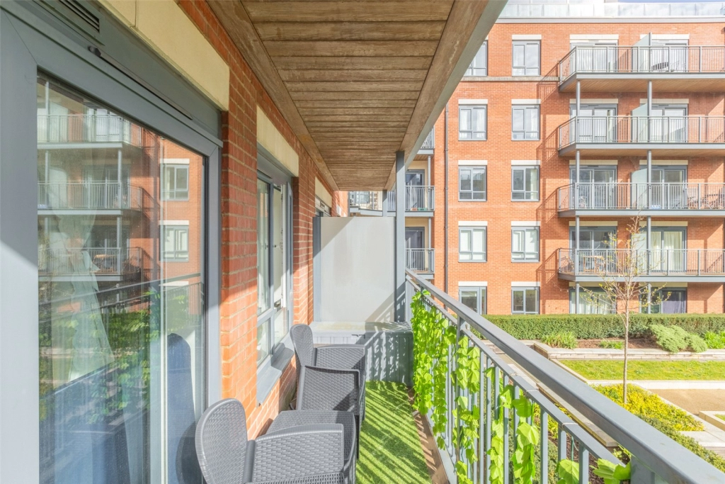 2 bedrooms apartments/flats for sale in East Drive, Beaufort Park, Colindale - NW9 view 3