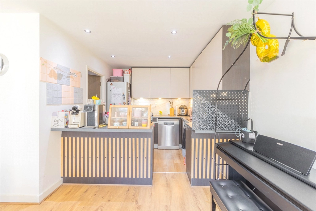 2 bedrooms apartments/flats for sale in East Drive, Beaufort Park, Colindale - NW9 view 9