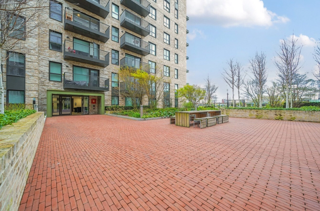 1 bedroom apartments/flats for sale in Greenleaf Walk, Southall - UB1 view 12