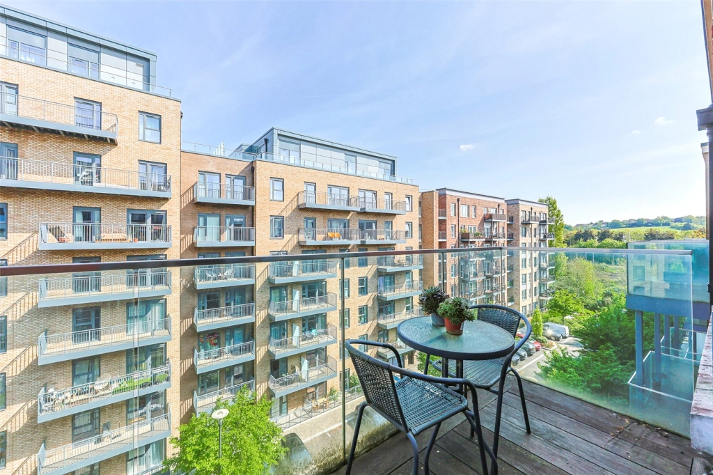 1 bedroom apartments/flats for sale in East Drive, Beaufort Park, Colindale - NW9 view 9