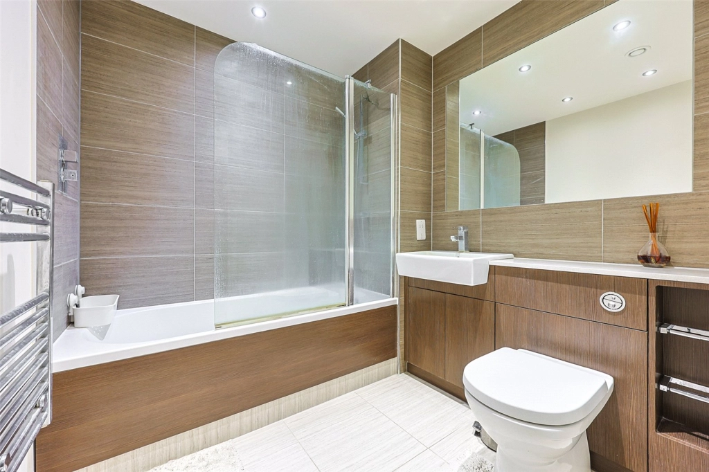 1 bedroom apartments/flats for sale in East Drive, Beaufort Park, Colindale - NW9 view 6