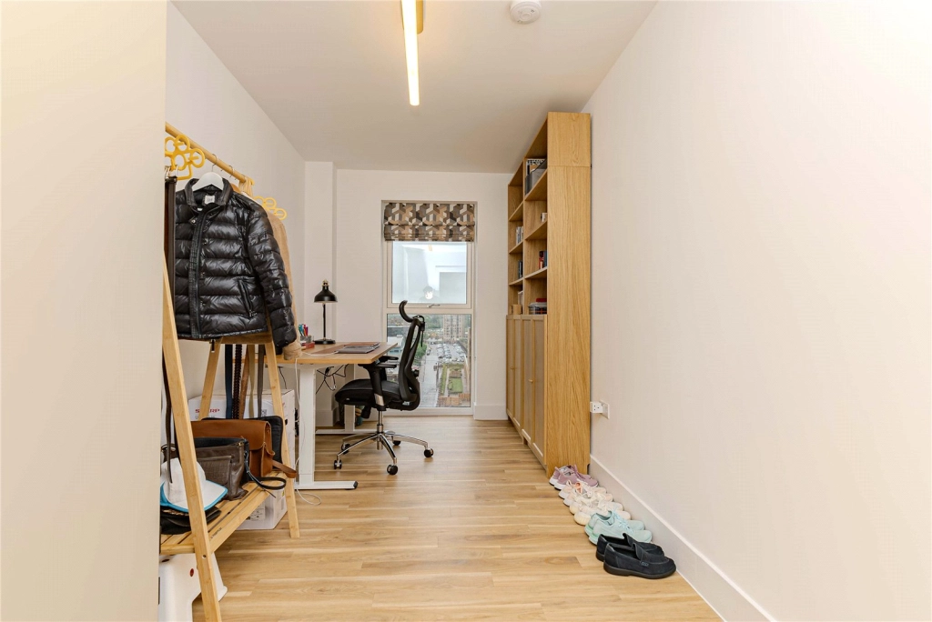 3 bedrooms apartments/flats for sale in Lismore Boulevard, Colindale Gardens, Colindale - NW9 view 9