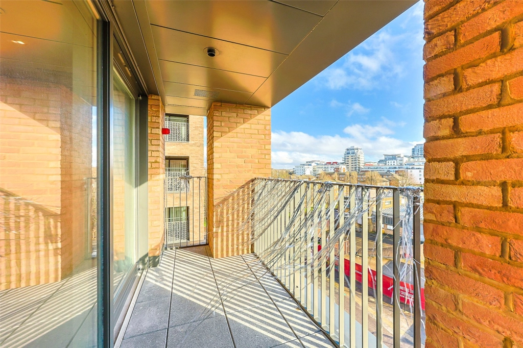 3 bedrooms apartments/flats for sale in Lismore Boulevard, Colindale Gardens, Colindale - NW9 view 8