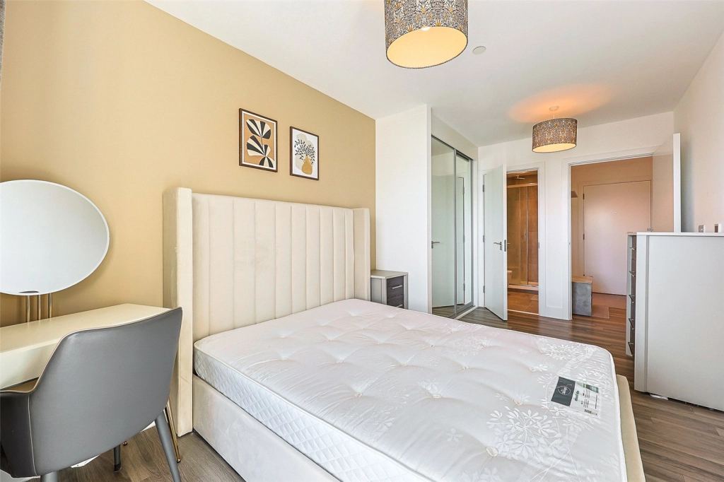 3 bedrooms apartments/flats for sale in Lismore Boulevard, Colindale Gardens, Colindale - NW9 view 5