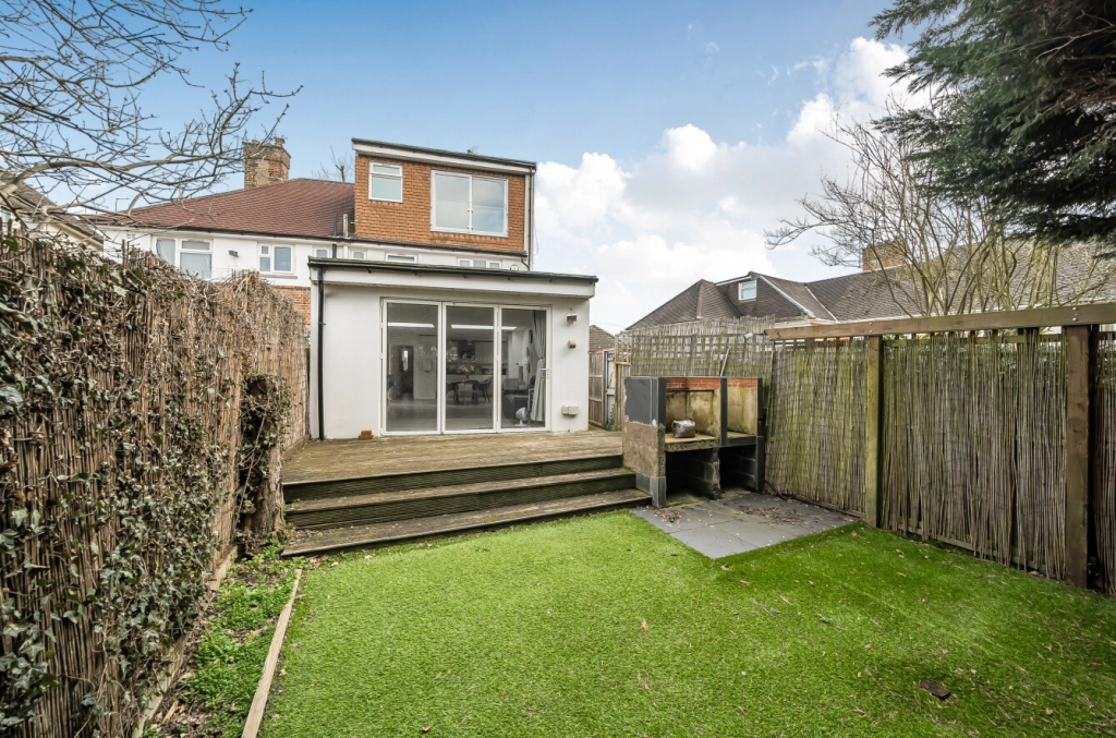 4 bedrooms houses for sale in Salcombe Gardens, Mill Hill - NW7 view 10