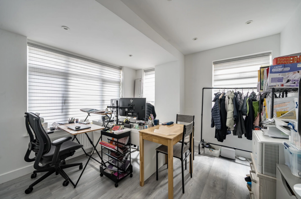 4 bedrooms houses for sale in Salcombe Gardens, Mill Hill - NW7 view 8